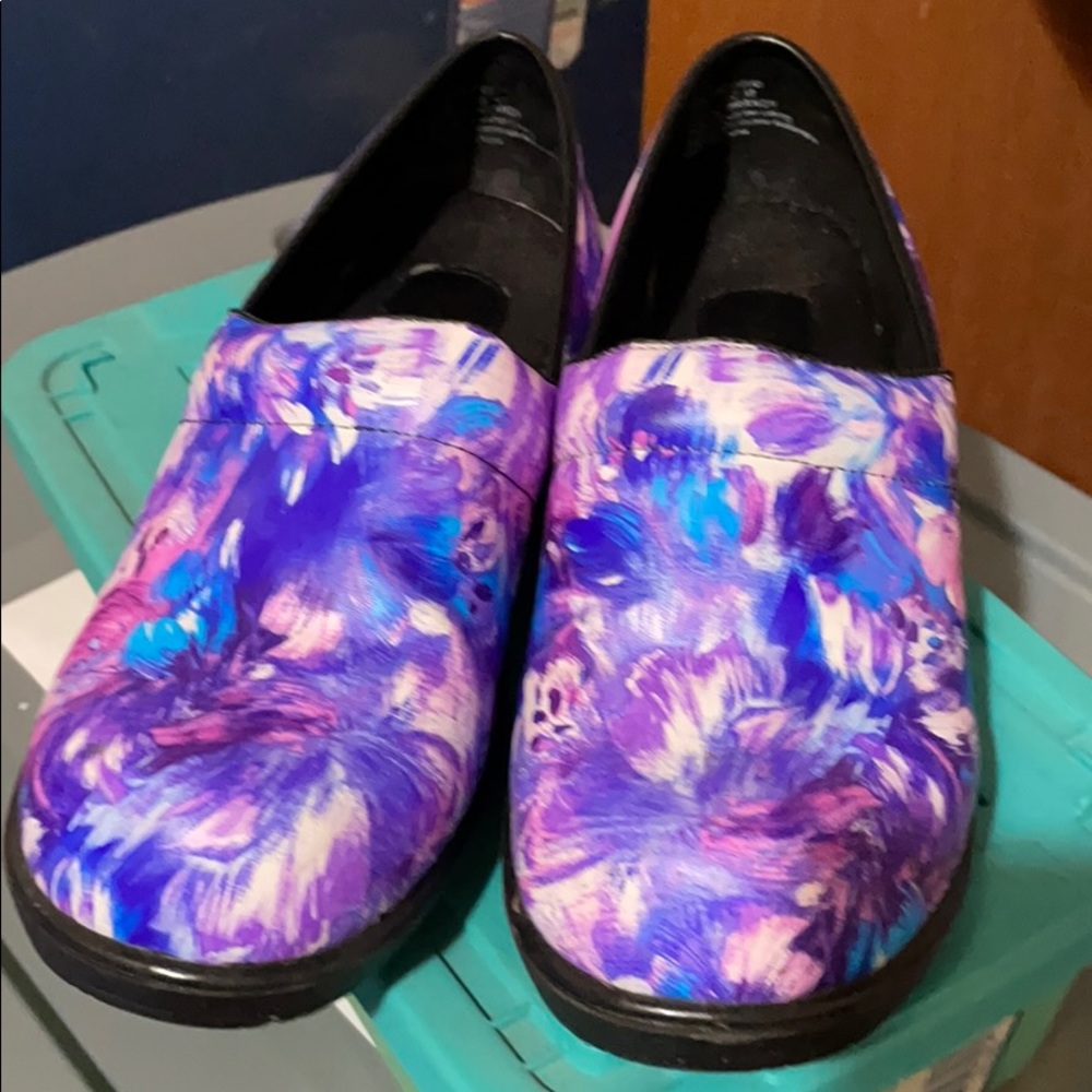 SLIP-RESISTANT CLOGS